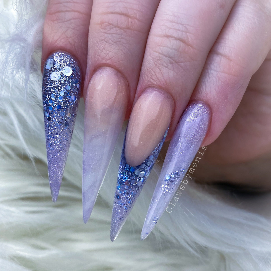 Stiletto nails met glitter acryl. Acrylic cover powders en acrylic color powders zijn hierbij gebruikt.